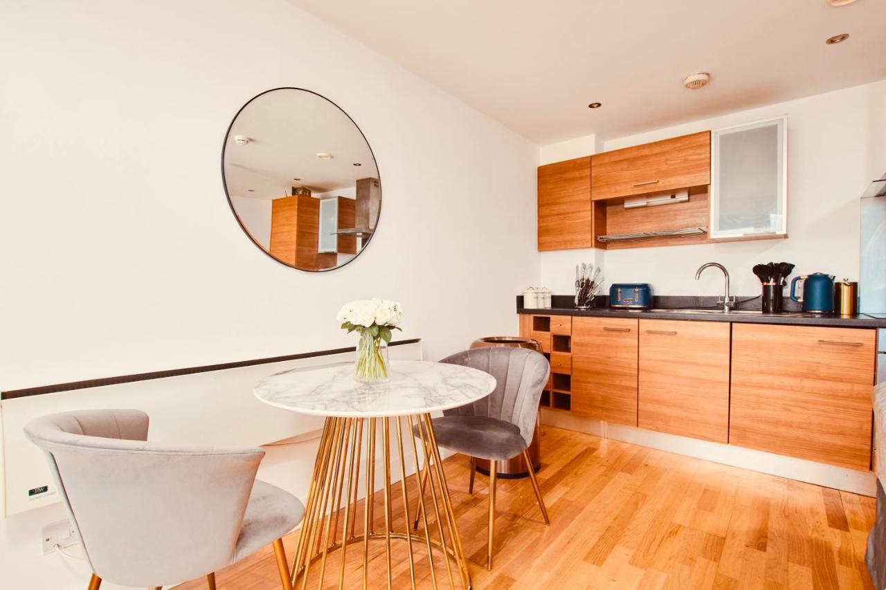 King Deluxe City Apt Large Balcony& Free Parking! Лидс Экстерьер фото