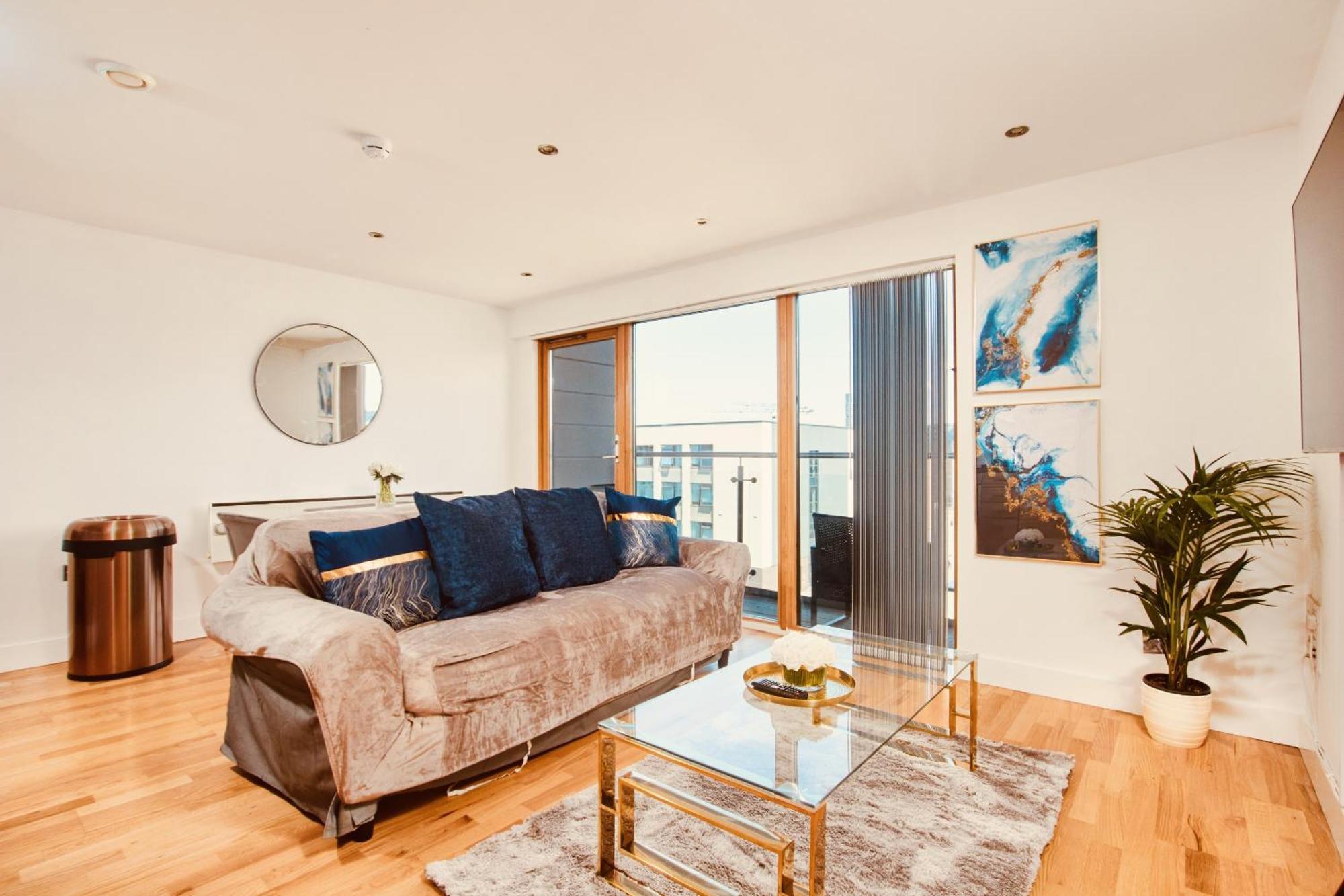 King Deluxe City Apt Large Balcony& Free Parking! Лидс Экстерьер фото