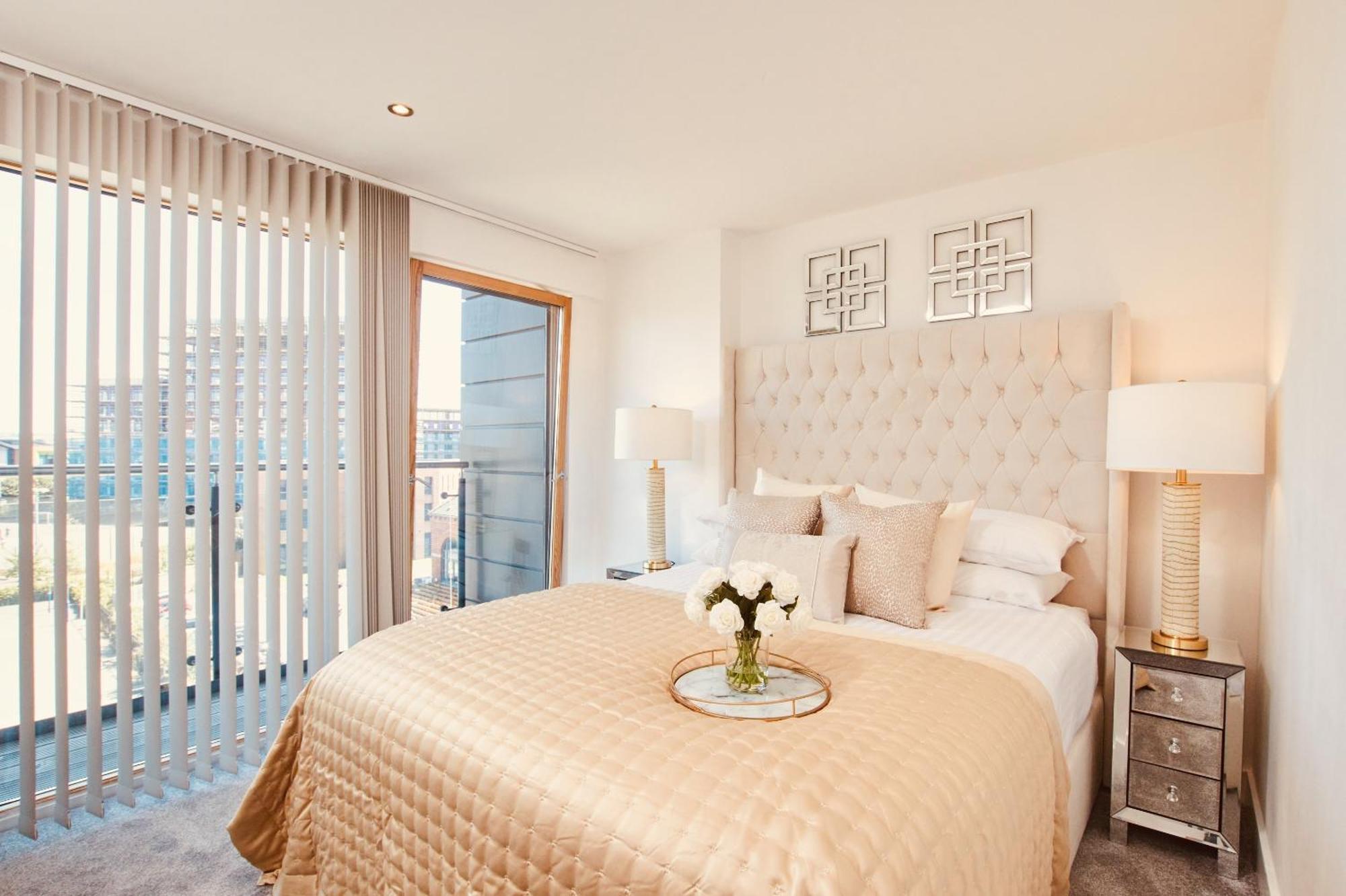 King Deluxe City Apt Large Balcony& Free Parking! Лидс Экстерьер фото